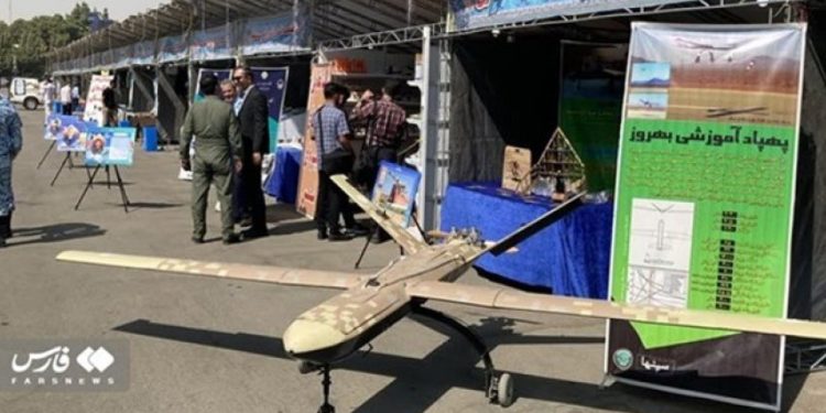 إيران تزيح الستار عن طائرة “بهروز” المسيّرة