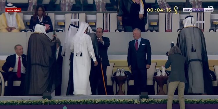 صور ترصد السيسي داخل مدرجات كأس العالم.. وعناق أمير قطر السابق