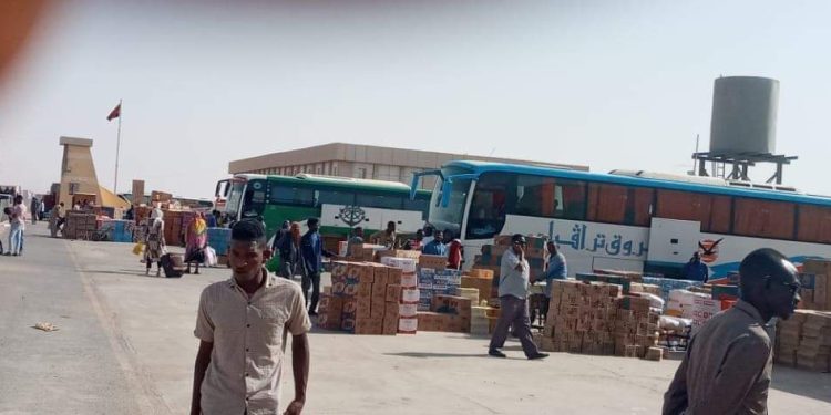 من قلب الحدث”.. فوضى عارمة على معبر حدودي بين مصر والسودان (صور)