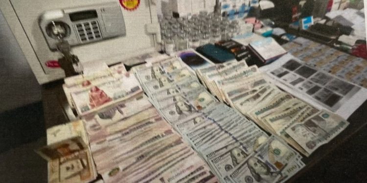 مصر.. ضبط قضية فساد كبيرة بالدولار (صور)