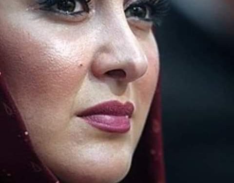 وقفت إمرأة أمام مرآتها   تتلمس ما فعلت بها السنين والشيب غزا مفرقها وحتى الجبين