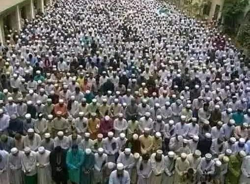 سيدنا النبى كان جالسآ فى المسجد فجاءته السيده فاطمه الزهراء تبكى