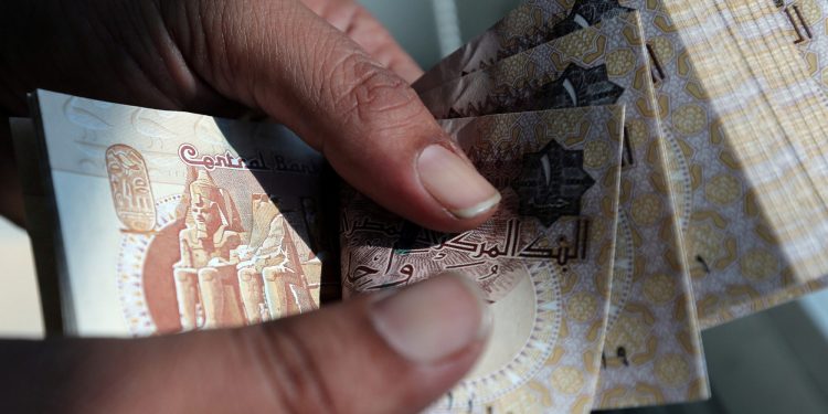 أستاذة اقتصاد: التعويمات المتكررة تسببت في إفقار الطبقة المتوسطة