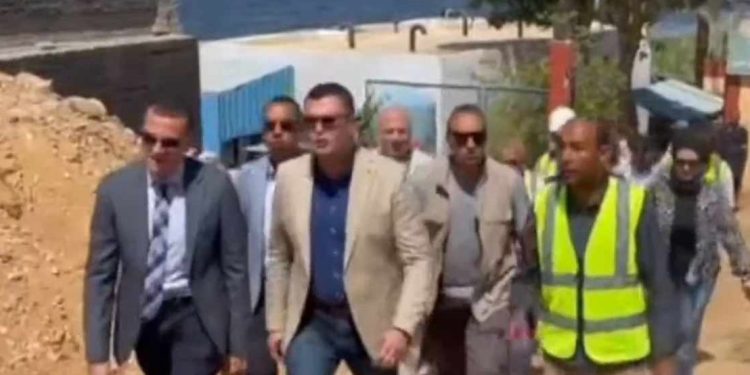 وزير الإسكان يتفقد محطة مياه الشرب بقرية أبو الريش قبلي بأسوان