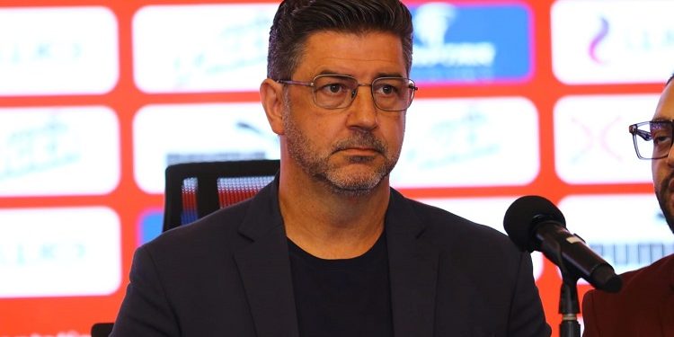 فيتوريا مدرب منتخب مصر السابق ينتقل لقيادة عملاق اليونان