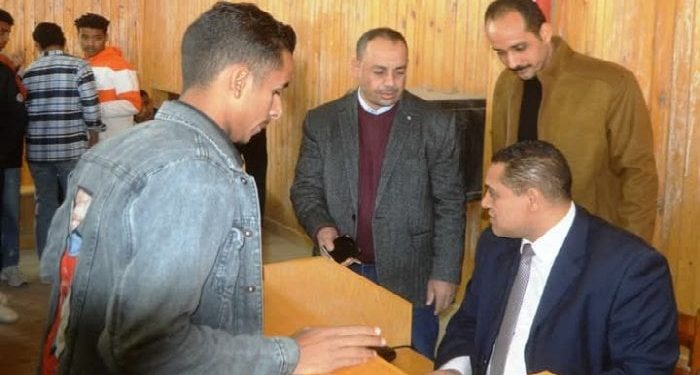 ”عبد البارئ” يشهد امتحانات الشفهي لطلاب “الحقوق” بجامعة جنوب الوادي