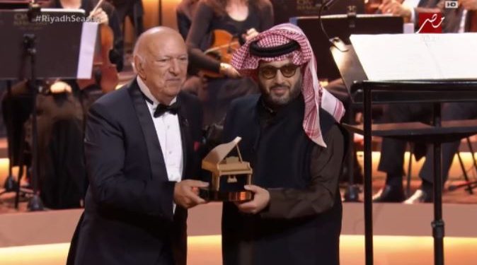 تركي آل الشيخ يكرم الموسيقار عمر خيرت في حفله بموسم الرياض