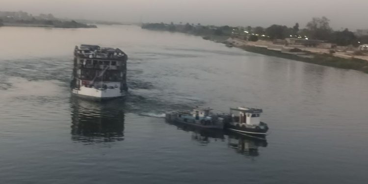 بعد شحوطها.. الباخرة السياحية بفرع نهر النيل في المنيا تستأنف رحلتها إلى القاهرة