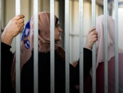 طعام شحيح وأوقات خاطئة للإفطار.. أسيرات سجن الدامون يعانين من ظروف اعتقالية قاسية