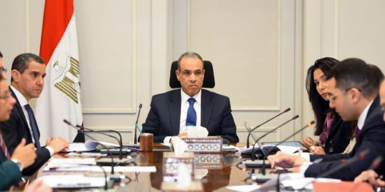 وزير الخارجية يجتمع بقيادات وأعضاء القطاع الاقتصادي بالوزراة
