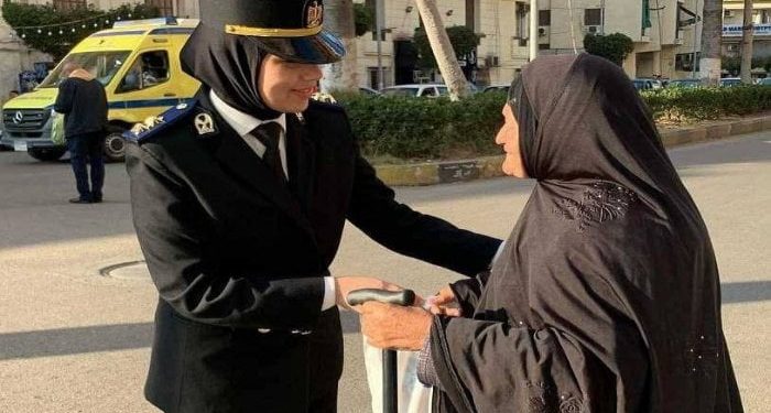 مبادرة "كلنا واحد".. ضباط شرطة بورسعيد يوزعون الإفطار على البسطاء