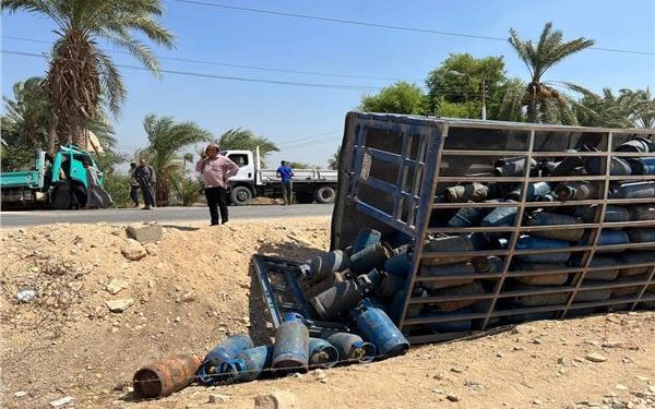انقلاب سيارة نقل محملة بأسطوانات البوتاجاز بطريق الإسكندرية الزراعي في القليوبية دون إصابات