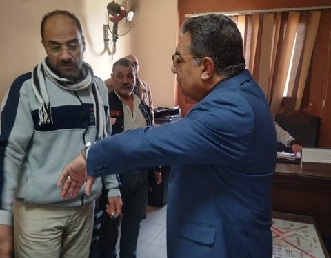 محافظ الدقهلية: إحالة مسئولين و22 موظفا بمركز المنصورة للتحقيق