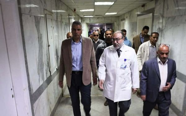 محافظ أسوان يفاجئ العاملين بالمستشفى الجامعي