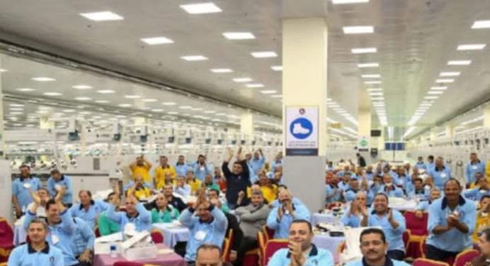 وزير قطاع الأعمال ومحافظ الغربية يشاركان عمال غزل المحلة الإفطار: عمال مصر هم العمود الفقري للتنمية