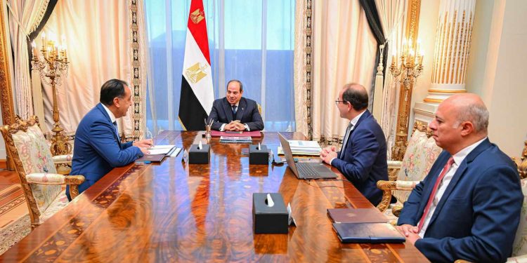 الرئيس السيسي يجتمع بمدبولي ووزير المالية لمناقشة الموازنة الجديدة واستراتيجية ضبط الدين