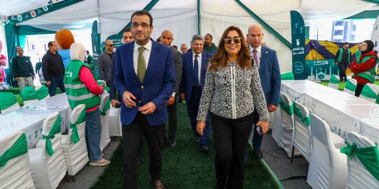 وزيرة التنمية المحلية تتابع عمليات تعبئة وتغليف وجبات رمضان بمقر بنك الطعام المصري