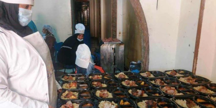 قومي المرأة بأسوان يوزع 500 وجبة غذائية بقرى كوم أمبو 