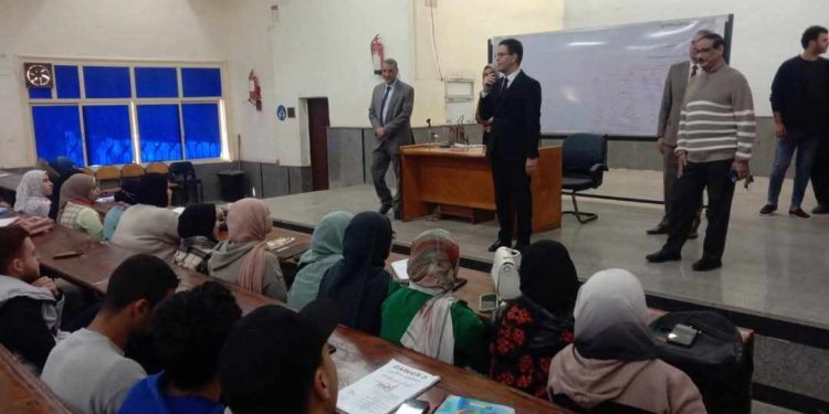 رئيس جامعة بنها يتفقد انتظام الدارسة بكليتي الآداب والتجارة