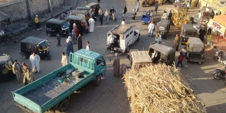 انقلاب مقطورة محملة بمحصول قصب السكر أمام مدينة كوم أمبو بأسوان