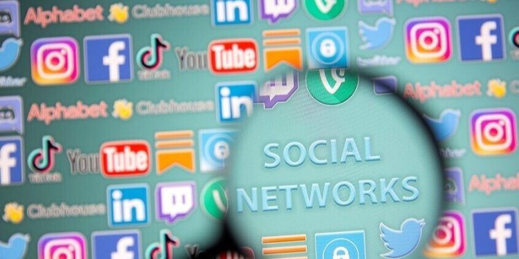 تشير عالمة النفس غالينا غوبانوفا إلى أن استخدام وسائل التواصل الاجتماعي قد يساهم في الإصابة بالاكتئاب.