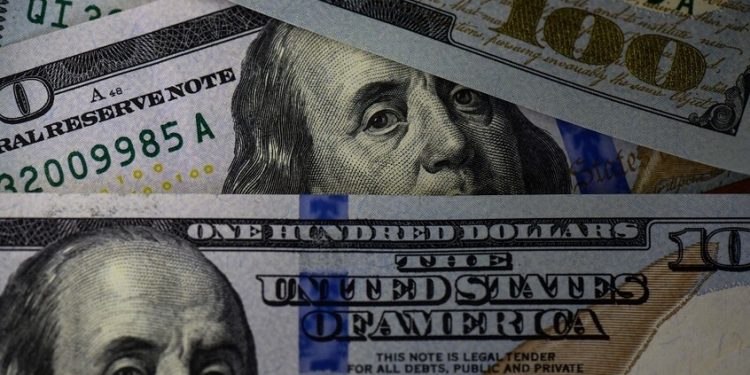 تقول مبادئ الاقتصاد إن الرسوم الجمركية المرتفعة تعمل على تعزيز قيمة عملة الدولة