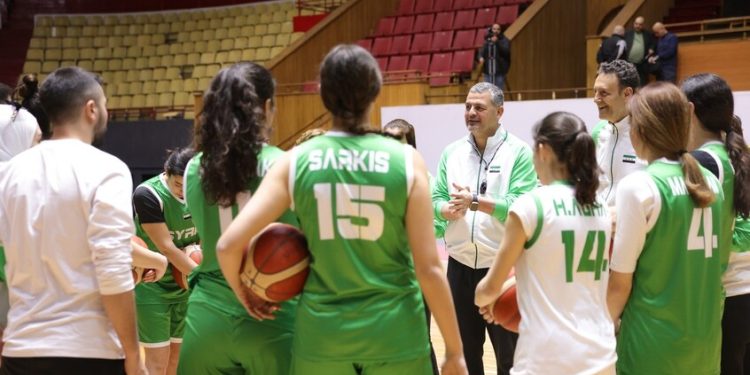 استبعاد مدرب منتخب السلة للسيدات ولاعبتين بسبب العلم السوري