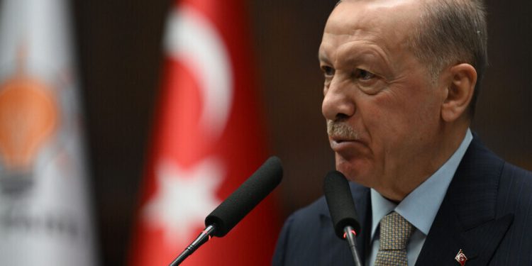 ندد الرئيس التركي رجب طيب أردوغان في كلمته الافتتاحية بمنتدى أنطاليا الدبلوماسي بانتهاك إسرائيل أبسط حقوق الإنسان ودوسها على القانون الدولي، وارتكابها إبادة جماعية في غزة.