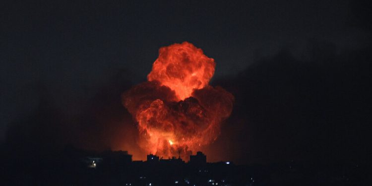 أفاد مراسلنا بأن الجيش الإسرائيلي استهدف فجر اليوم الأحد مستشفى المعمداني في قطاع غزة، وسط حالة من الهلع والذعر لدى المرضى بعد قصفه