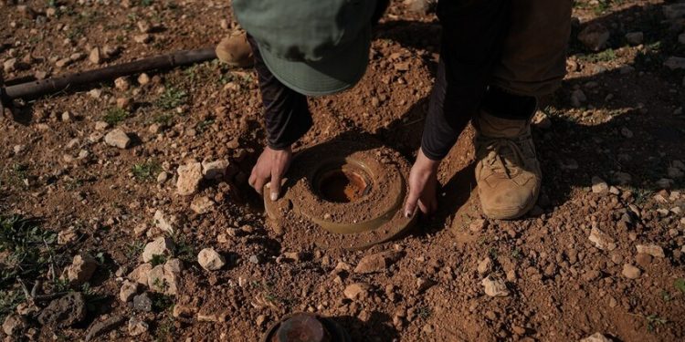 الدفاع السورية: مقتل 12 عنصرا من العاملين في إزالة الألغام خلال الأشهر الماضية