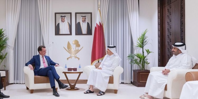 قام هندريك فوست رئيس حكومة ولاية شمال الراين ويستفاليا الألمانية برفقة ممثلين عن قطاع الأعمال الألماني، بزيارة قطر بهدف جذب استثمارات عربية وتعزيز فرص التعاون التجاري المشترك.