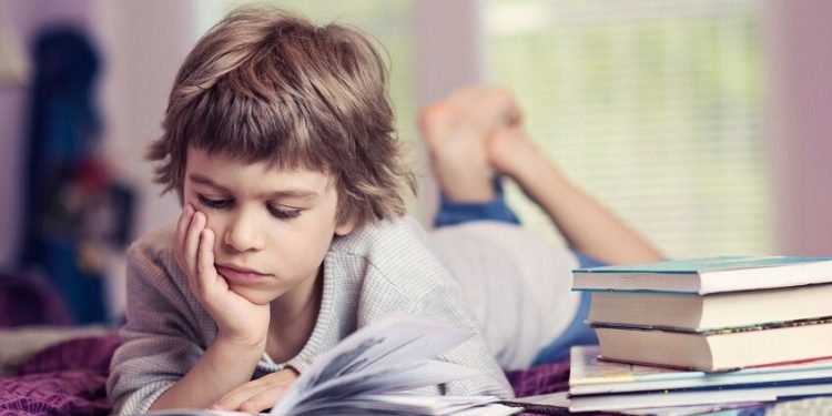 كشفت دراسة حديثة نُشرت في مجلة Developmental Science الأمريكية أن أدمغة الأطفال في مرحلة ما قبل المدرسة تعمل بشكل مختلف عند قراءة كتاب لهم، مقارنة بمشاهدة القصص على الشاشة.