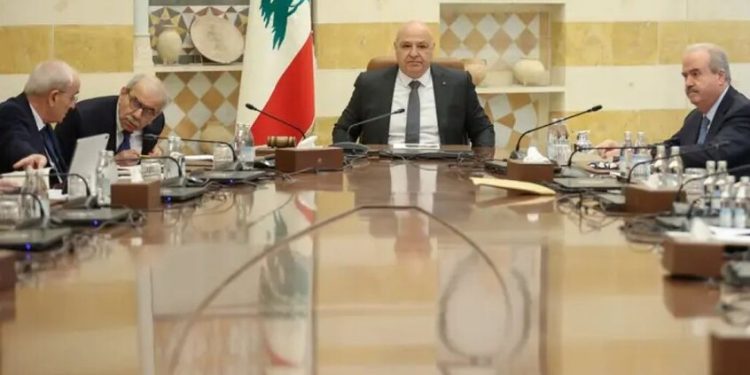 حذر المجلس الأعلى للدفاع في لبنان، اليوم الجمعة، حركة حماس من استخدام الأراضي اللبنانية للقيام بأي أعمال تمس بالأمن القومي.