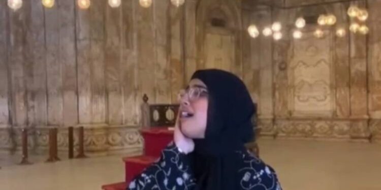 فتاة تؤذن داخل مسجد قلعة صلاح الدين الأيوبي بالقاهرة بصوت جهوري قوي ردود فعل واسعة بين النشطاء على مواقع التواصل الاجتماعي في مصر