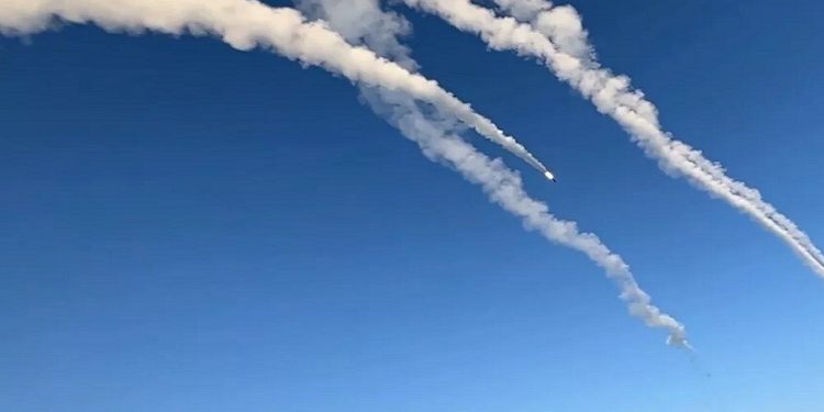 الدفاع الروسية: ضرب قاذفة صواريخ أوكرانية مضادة للسفن ومطارات ومصانع عسكرية