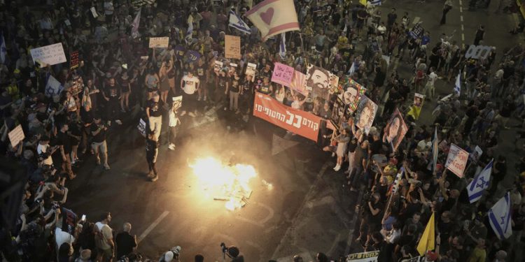 تظاهرة في تل أبيب احتجاجا على تعيين رئيس جديد للشاباك: “أوقفوا الجنون.. نتنياهو فقط عقله”