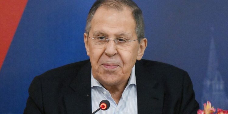 لافروف إلى أن الغرب يتقبل تعزيز التعددية القطبية