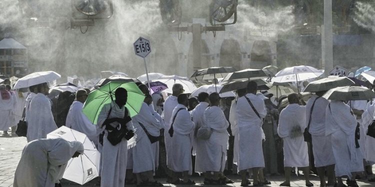 في مشهد إنساني.. توزيع مثلجات مجانا على الحجاج في صعيد عرفات لتخفيف حرارة الأجواء