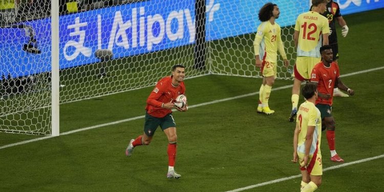 دموع الفرح.. رد فعل رونالدو بعد فوز البرتغال بلقب دوري الأمم الأوروبية