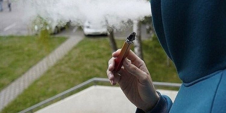 الإدمان على السجائر الإلكترونية يتسارع بعد الثانوية.. فما السبب؟